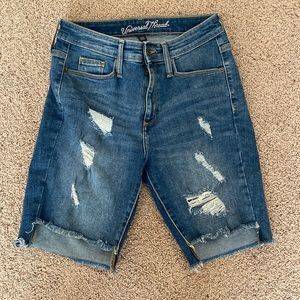 Universal thread size 27 Bermuda short, like new